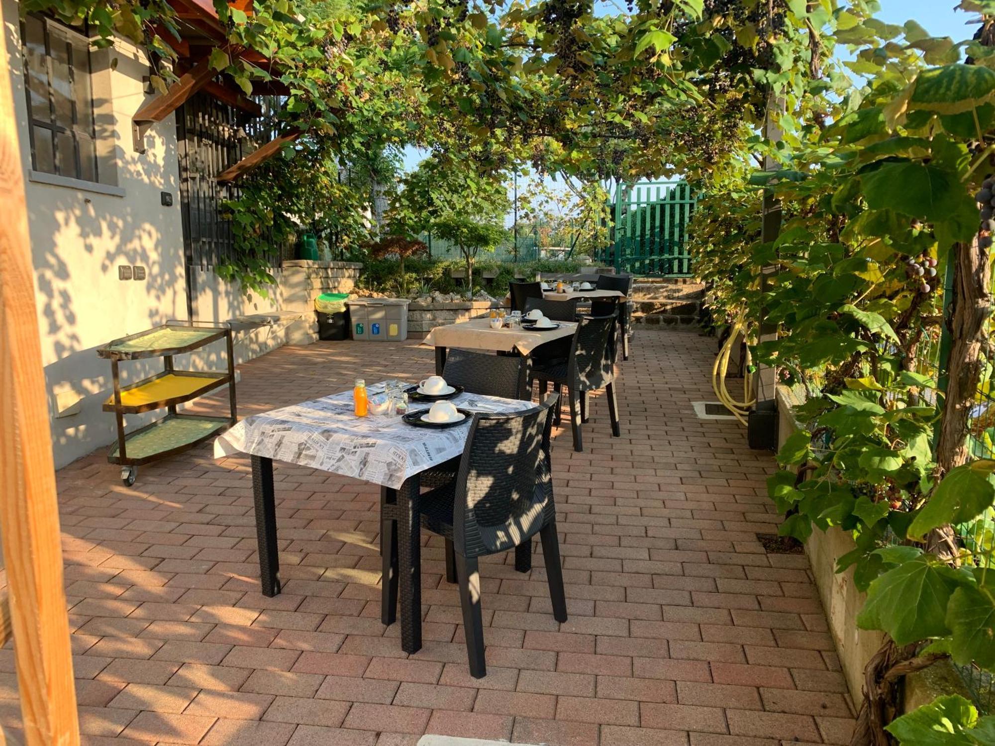 Bed&Breakfast Indi Thelar Villa Guardia Bagian luar foto